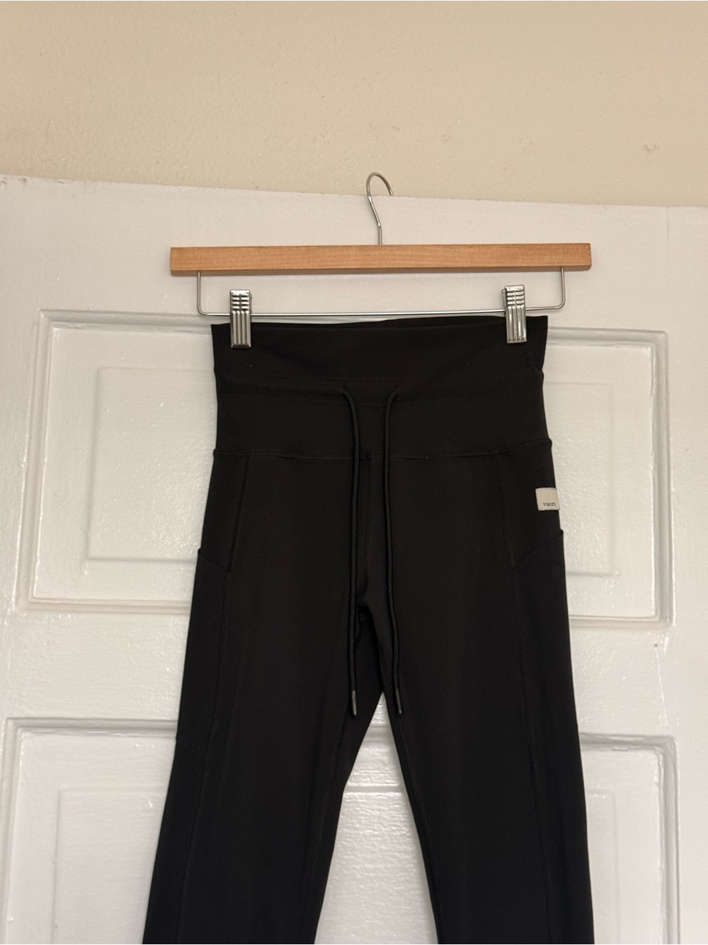 Vuori Black High-Waist Leggings with Side Pockets